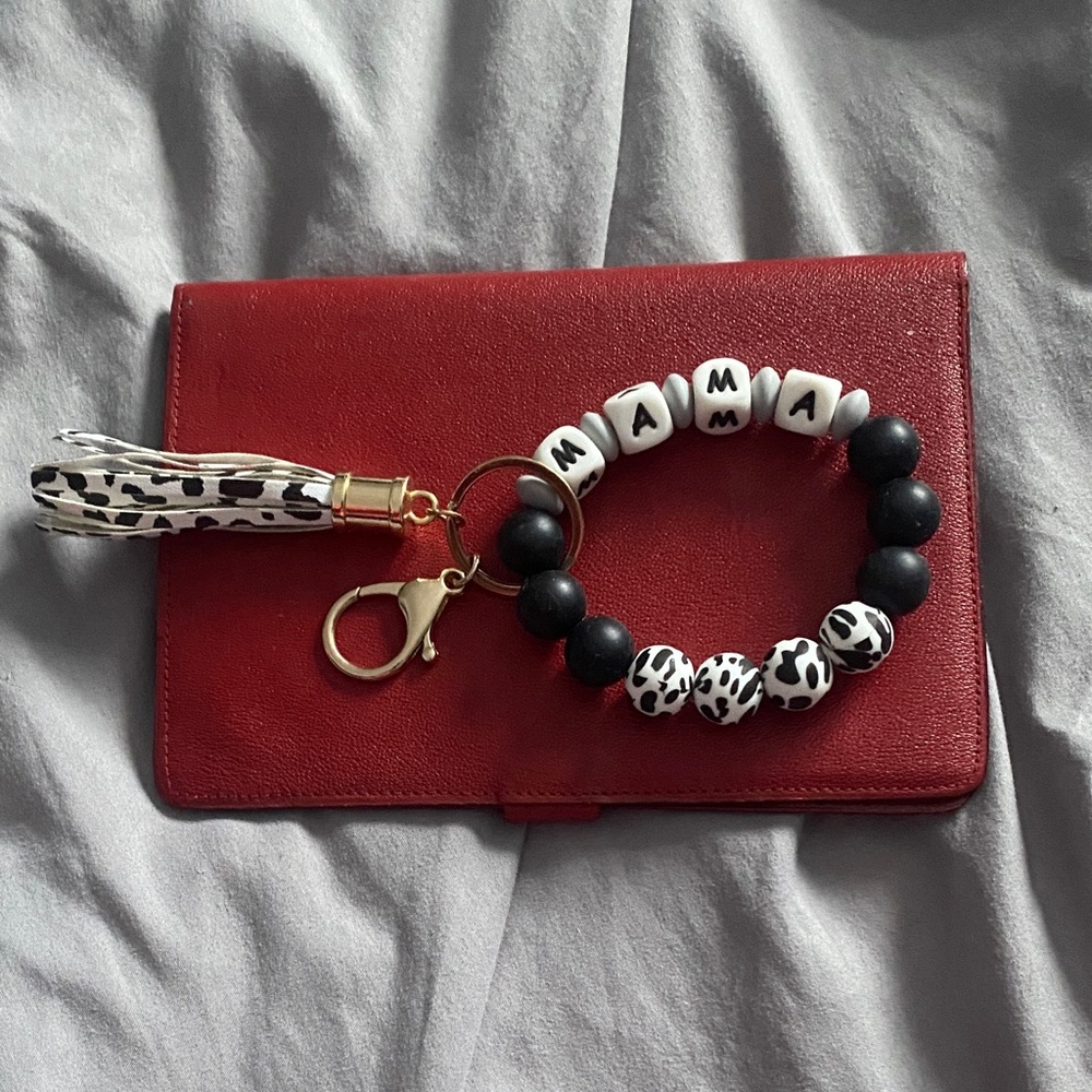 🍄Black and White Beaded Keychain Bracelet